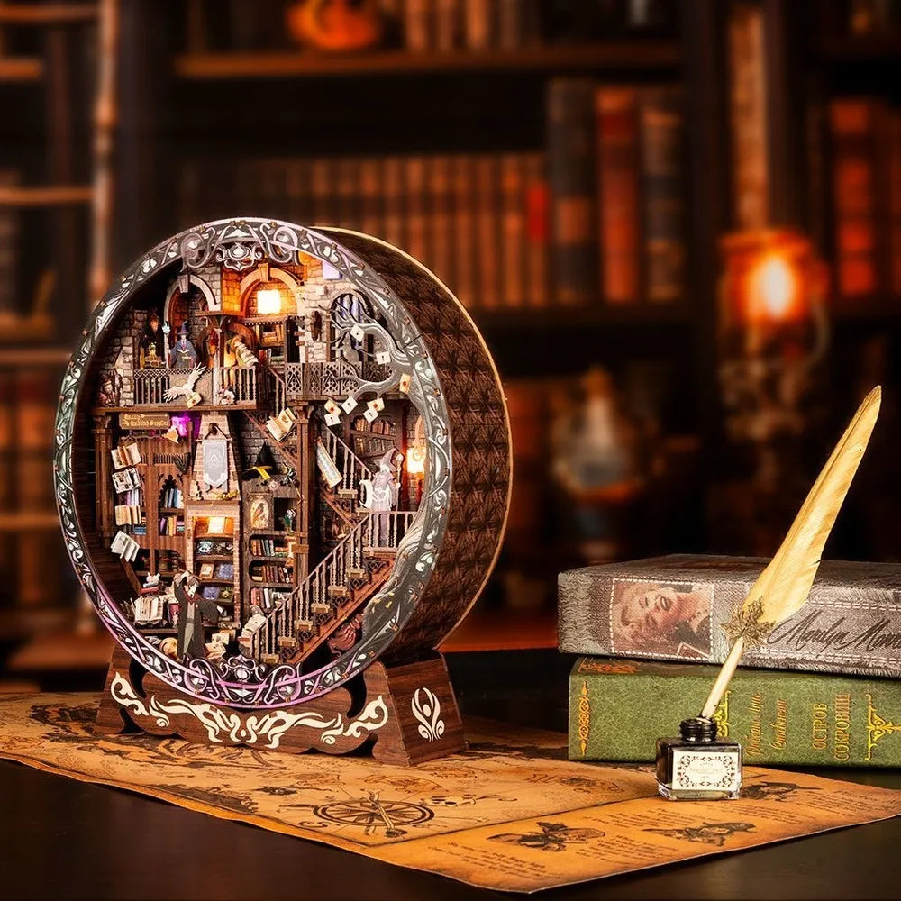 Diorama rotondo Magic Library acceso su una parete verde scuro