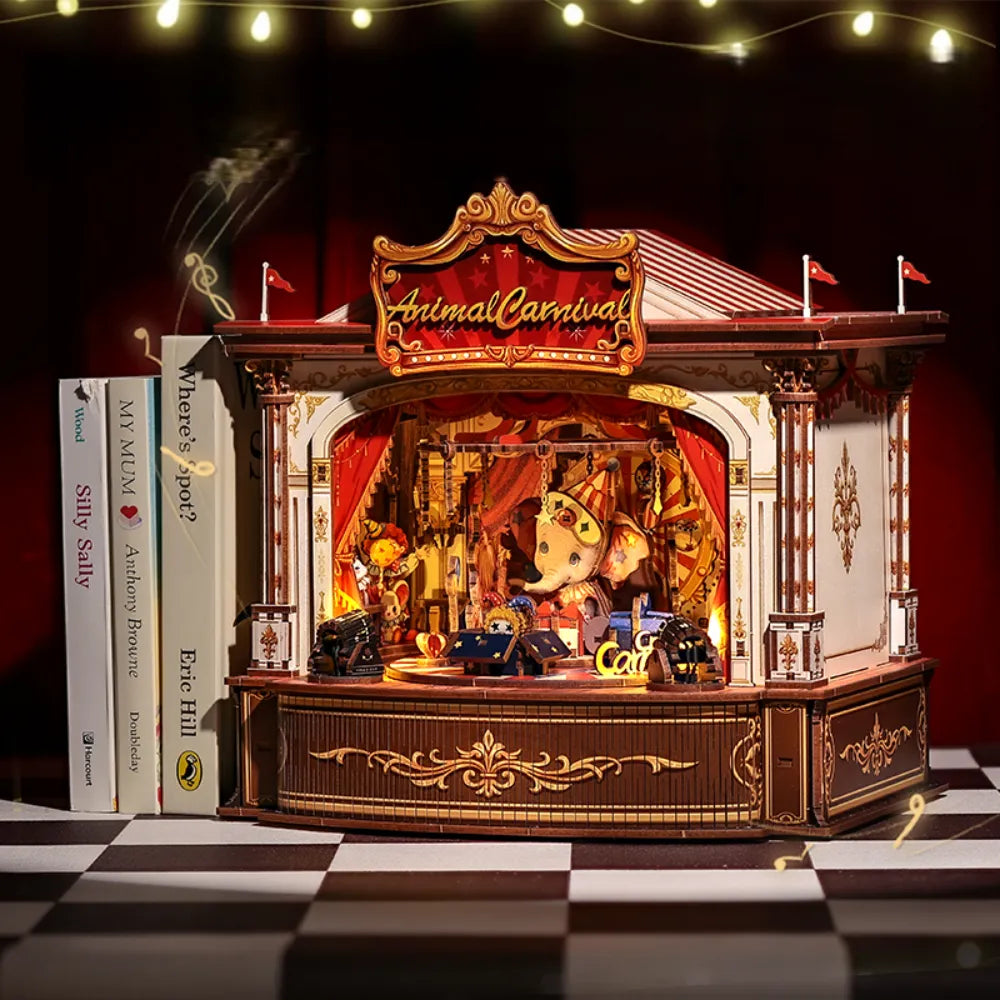 Wooden Music Box - Animal Carnival dekorativ auf einem Schreibtisch platziert