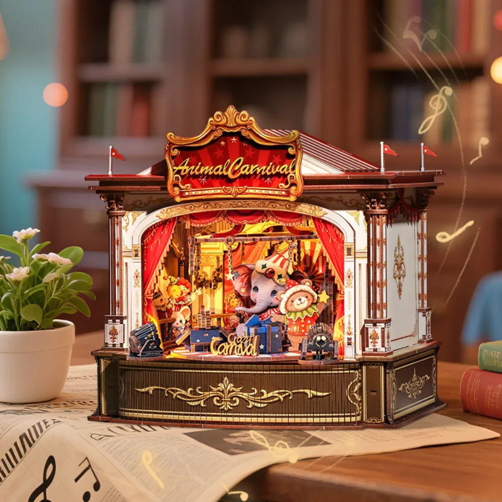 Seitliche Ansicht des Wooden Music Box - Animal Carnival mit gut sichtbaren Elementen