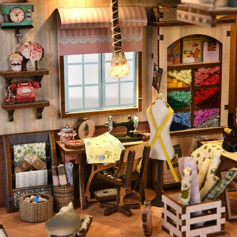 Seitliche Ansicht des Book Nook - Sewing Room mit gut sichtbaren Elementen