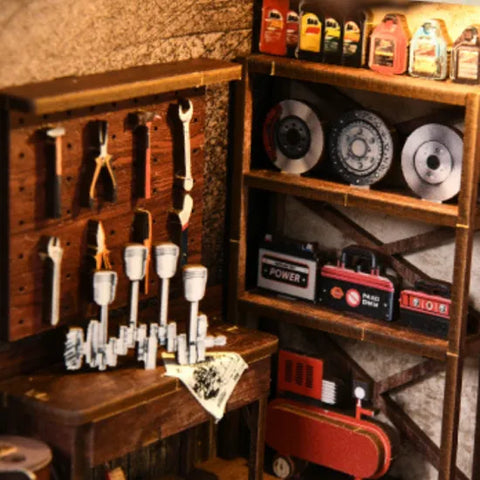 Detailansicht eines dekorativen Elements im Book Nook - Craftsmanship Repair Shop mit feinen Details