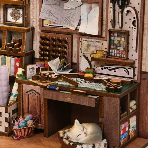 Detailansicht eines dekorativen Elements im Book Nook - Sewing Room mit feinen Details