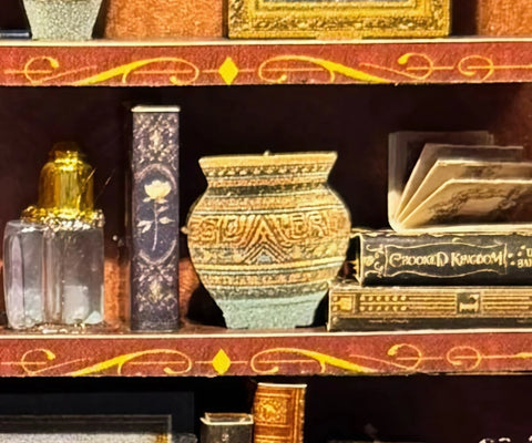 Detailansicht eines dekorativen Elements im Book Nook - Timeless Antique Shop mit feinen Details