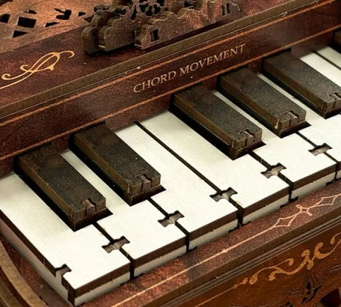 Detailansicht eines dekorativen Elements im DIY Holz-Klavierbausatz mit feinen Details