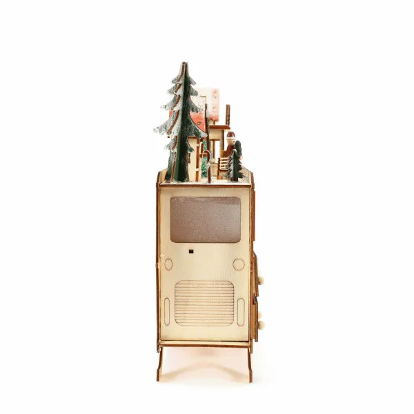 Detailansicht eines dekorativen Elements im Holz-Bus-Szene Adventskalender mit feinen Details