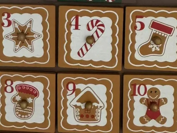 Detailansicht eines dekorativen Elements im Lebkuchen-Holzhaus Adventskalender mit feinen Details