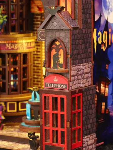 Detailansicht eines dekorativen Elements im Miniatur Haus Bausatz - Magic Alley mit feinen Details