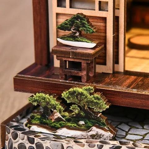 Nahaufnahme des Miniatur Haus Bausatz - Moss-Lantern Harmony Garden mit reichhaltigen Details