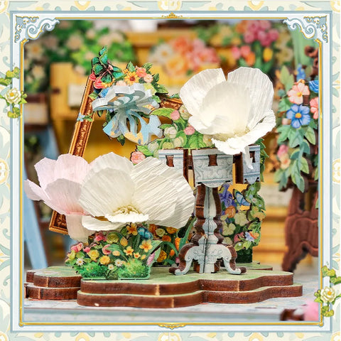 Detailansicht eines dekorativen Elements im Miniatur Haus Bausatz - Windsor Flower House mit feinen Details