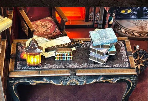 Detailansicht eines dekorativen Elements im Miniature Haus - Dark Cabin mit feinen Details