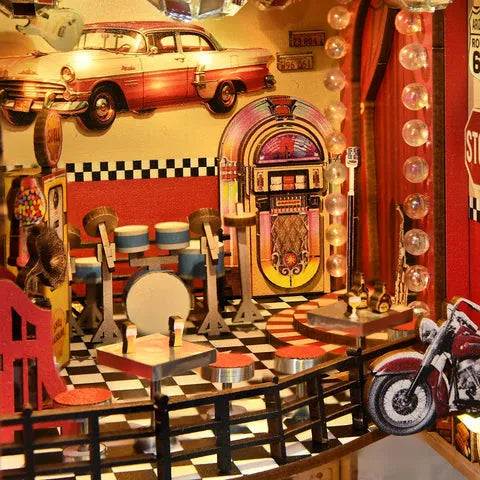 Nahaufnahme des Book Nook - 1950s Diner mit reichhaltigen Details