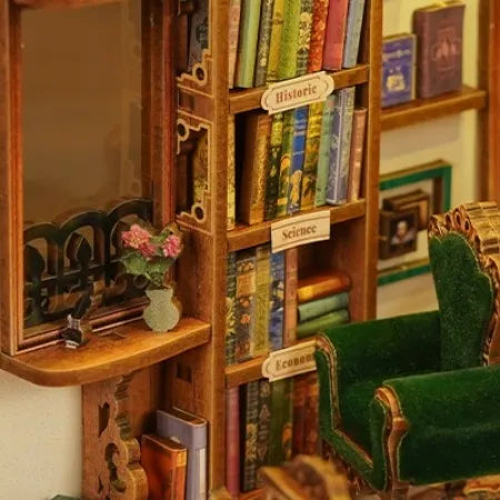 Book Nook - Left Bank Bookstore dekorativ auf einem Schreibtisch platziert