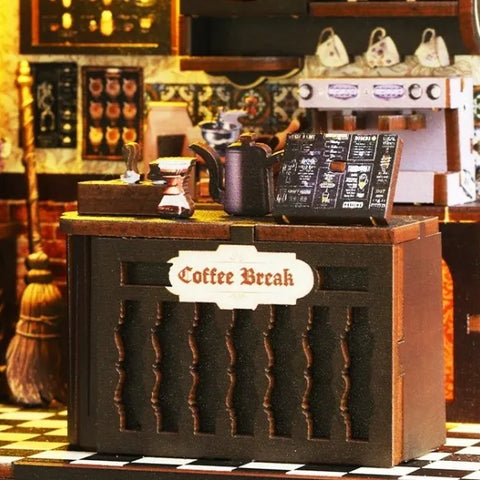 Book Nook - Magic Coffee Shop dekorativ auf einem Schreibtisch platziert