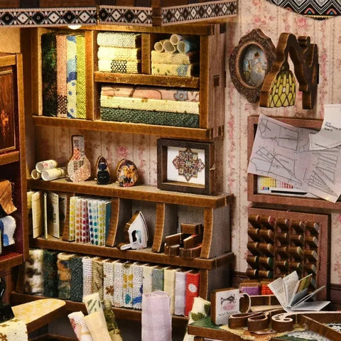 Seitliche Ansicht des Book Nook - Sewing Room mit gut sichtbaren Elementen