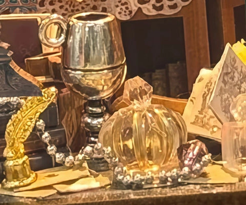 Seitliche Ansicht des Book Nook - Timeless Antique Shop mit gut sichtbaren Elementen