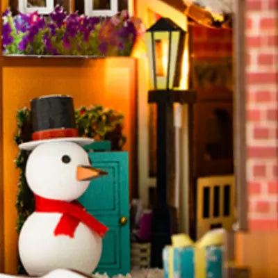 Seitliche Ansicht des Book Nook - Winter Of Christmas mit gut sichtbaren Elementen