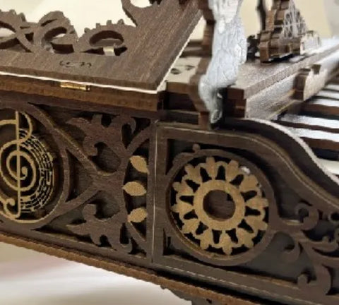 Obere Ansicht des DIY Holz-Klavierbausatz mit detaillierten Mustern und Beleuchtung