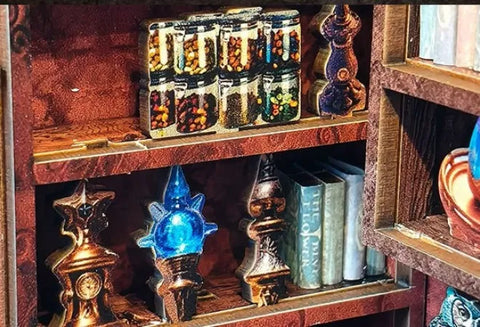 Seitliche Ansicht des Miniature Haus - Dark Cabin mit gut sichtbaren Elementen