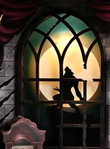 Dettagli del diorama Hunting Werewolves: licantropo, finestra ad arco e libreria