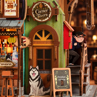 Hund am Eingang und schelmische Figur auf der Seitentreppe