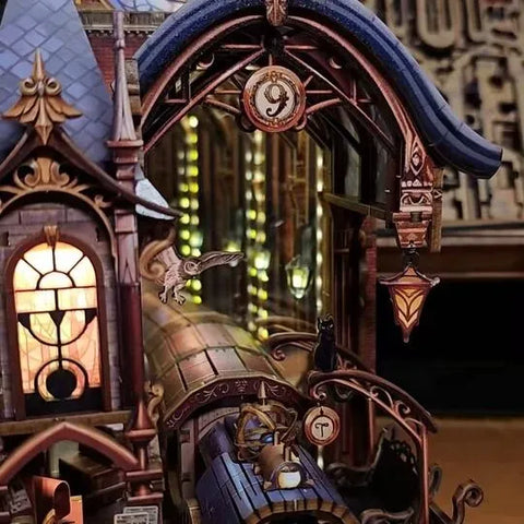 Magic Platform illuminata con locomotiva davanti al portale della stazione fantasy