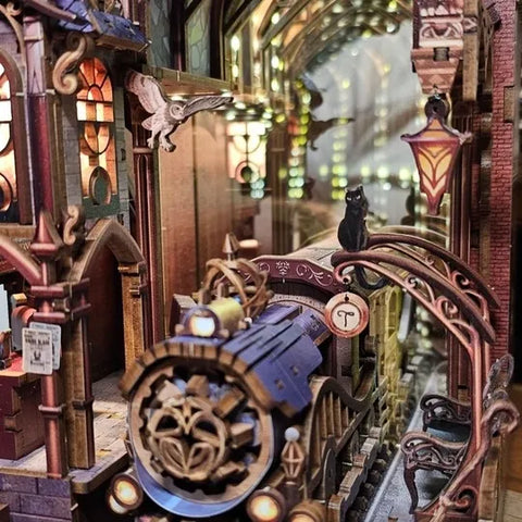 Collage di dettagli del tunnel a specchio, della locomotiva e della facciata di Magic Platform