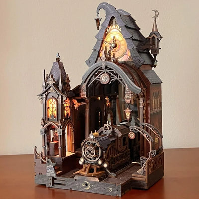 Magic Platform completa in luce ambiente con locomotiva rimovibile sul binario