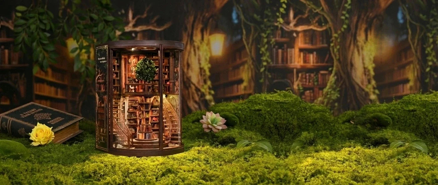 Beleuchtetes Book Nook Wisdom Rings Book Repository in einer Waldszene