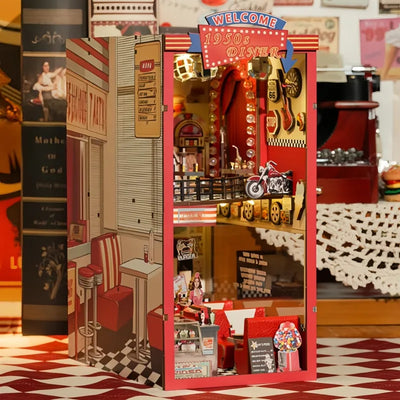 Seitliche Ansicht des Book Nook - 1950s Diner mit gut sichtbaren Elementen