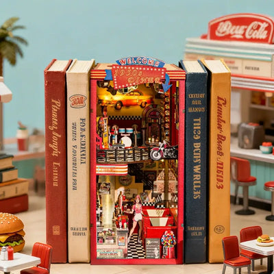 Book Nook - 1950s Diner dekorativ auf einem Schreibtisch platziert