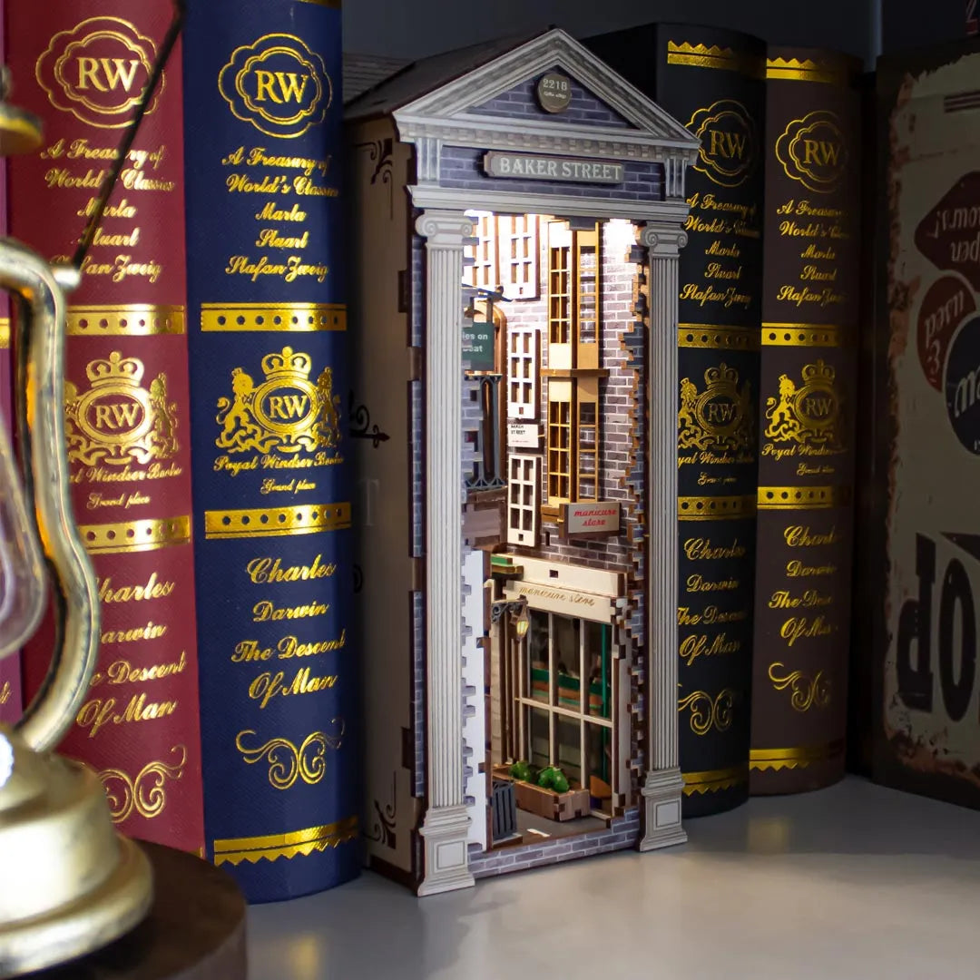 Book Nook - 221B Baker Street dekorativ auf einem Schreibtisch platziert