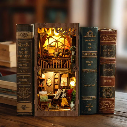 Book Nook - A World Within The Frame dekorativ auf einem Schreibtisch platziert
