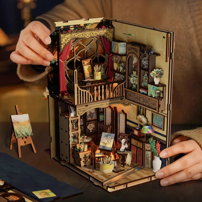 Detailansicht eines dekorativen Elements im Book Nook - A World Within The Frame mit feinen Details