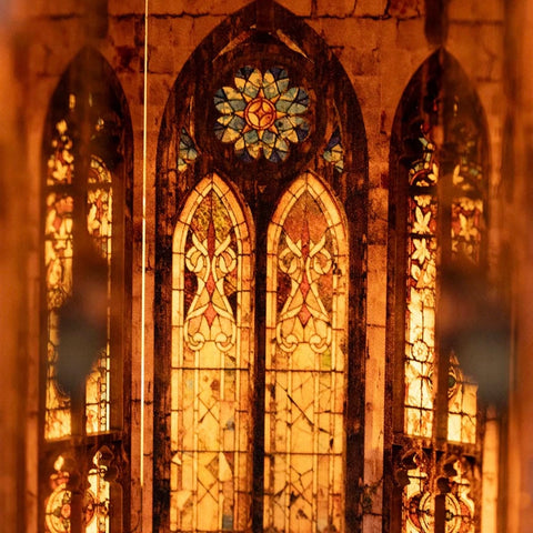 Leuchtende Kirchenfenster mit Rosette und farbigen Ornamenten