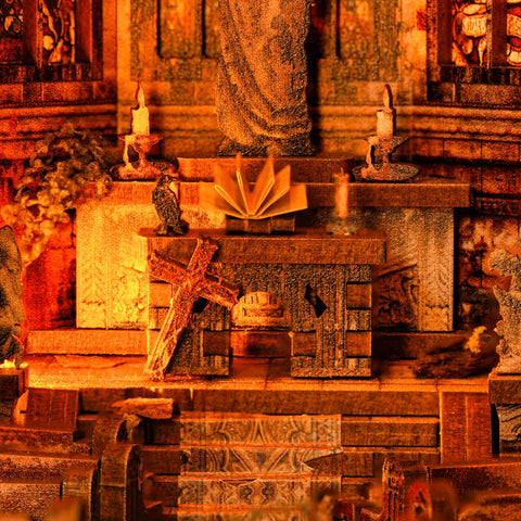 Verlassener Altar mit offenem Buch, umgestürztem Kreuz und überwachsenen Stufen