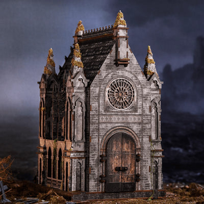 Chiesa gotica abbandonata con porte aperte e altare visibile