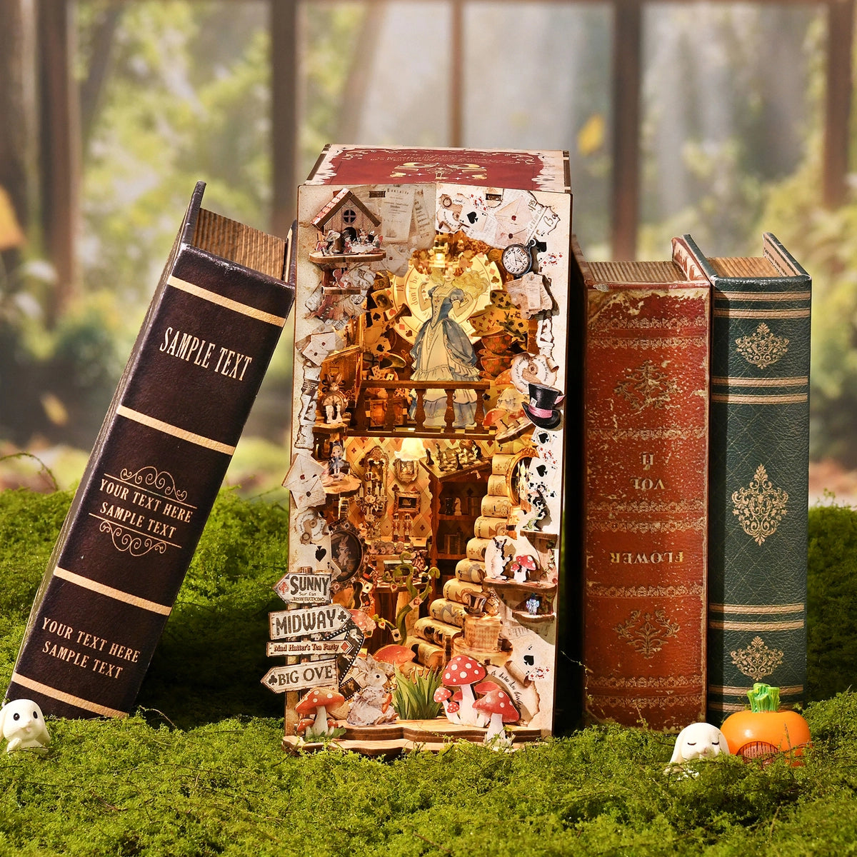 Adventures In The Book Crevices – Modell zwischen Büchern auf einer inszenierten Moosfläche