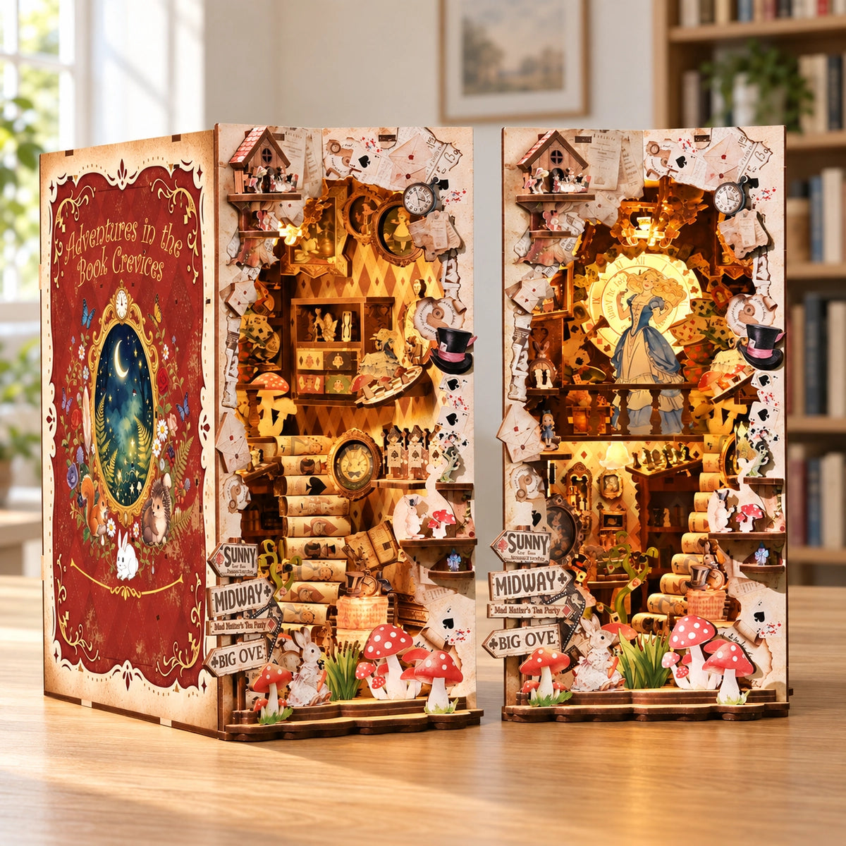 Adventures In The Book Crevices – Zwei Ansichten mit Buchseiten-Gestaltung und beleuchtetem Innenraum