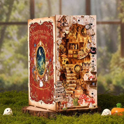 Adventures In The Book Crevices – Ansicht der roten buchförmigen Außenwand und Miniaturwelt