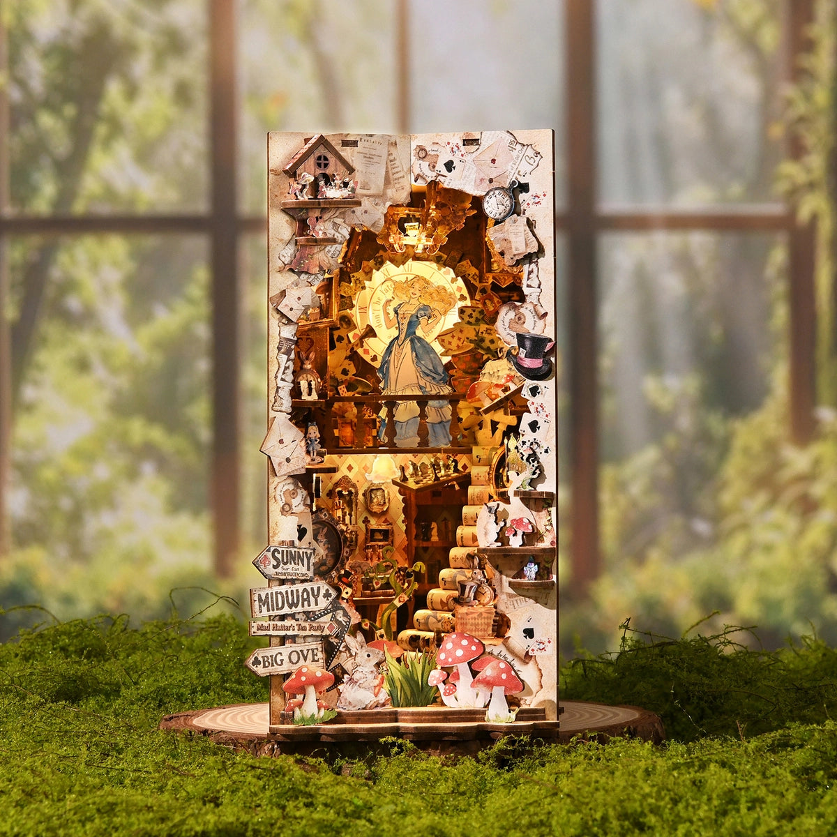 Adventures In The Book Crevices – Frontansicht der beleuchteten Wunderland-Szene