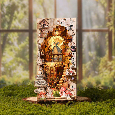 Adventures In The Book Crevices – Frontansicht der beleuchteten Wunderland-Szene