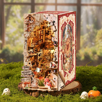 Adventures In The Book Crevices – Schräger Blick auf die Bücherstufen und die verzierte Rückseite