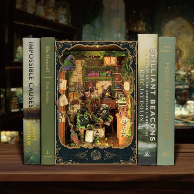 Book Nook - Alchemy Diary dekorativ auf einem Schreibtisch platziert