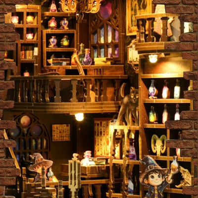 Interno di Alchemy Master con balconate, apprendisti, pozioni e lampadario