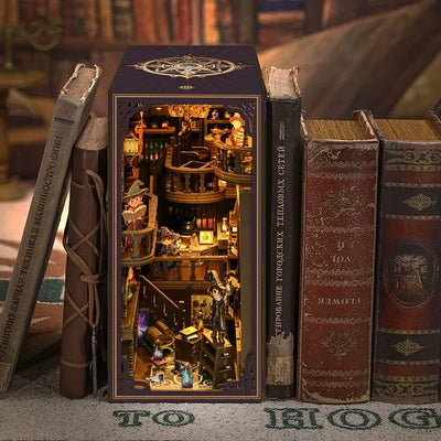 Alchemy Master illuminato tra i libri con aula di alchimia su più piani