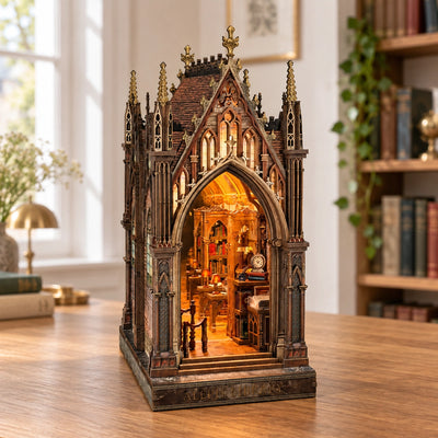 Aleph Library schräg von links mit Blick auf Lesetische und Regale
