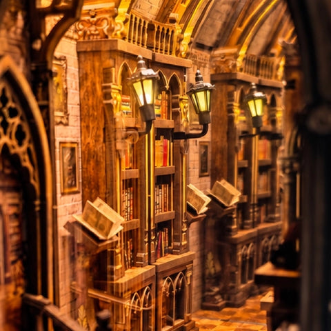 Laternen und aufgeschlagene Bücher an den Regalen der Aleph Library