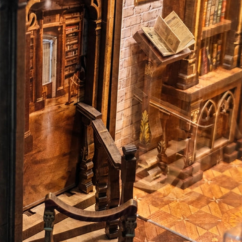 Lesepult und gedrechseltes Geländer am Bibliotheksgang
