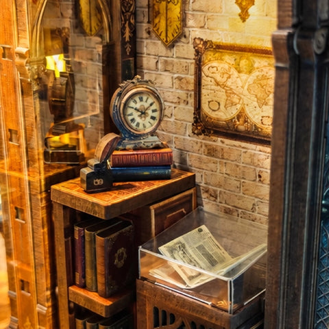 Zieruhr, Landkarte und Buchvitrine im Miniaturlesesaal