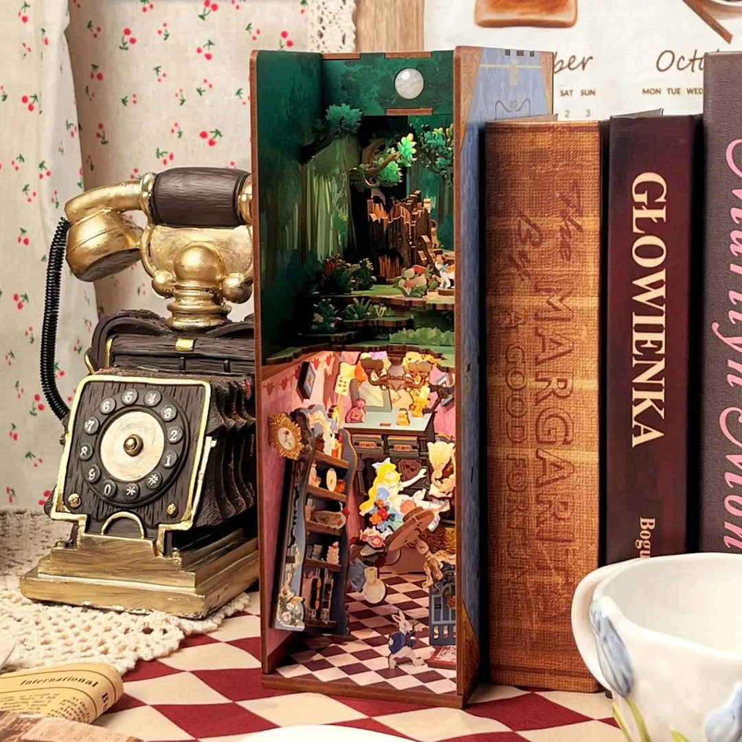 Book Nook - Alice in Wonderland (Alice im Wunderland) Produktbild auf booknook.de